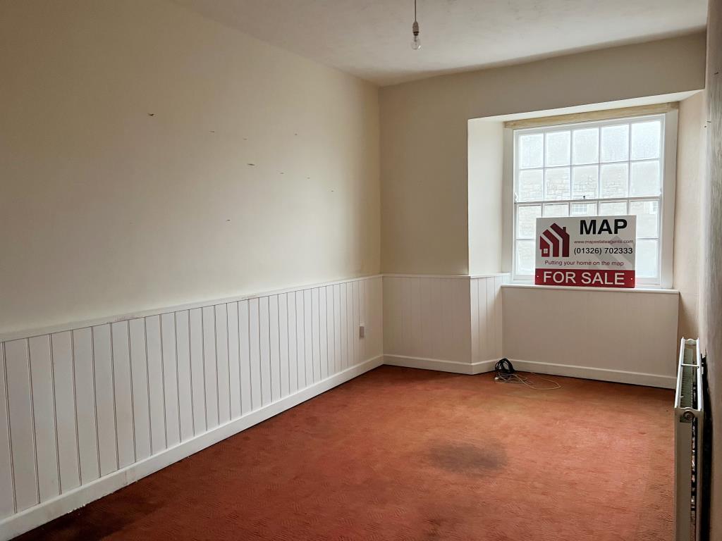 Lot: 70 - TERRACED COTTAGE FOR UPDATING WITH GARDEN -